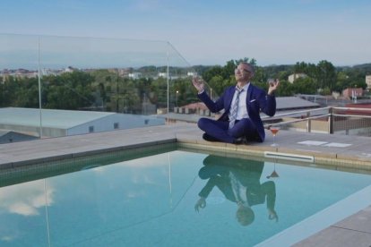 De arriba a abajo y de izquierda a derecha, localizaciones leridanas en el clip: Betula Alba, Finca Prats, vista a la Seu Vella, gimnasio Ekke, Biloba y edificio de Fincas Farré.