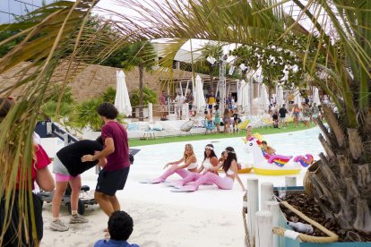 De arriba a abajo y de izquierda a derecha, localizaciones leridanas en el clip: Betula Alba, Finca Prats, vista a la Seu Vella, gimnasio Ekke, Biloba y edificio de Fincas Farré.