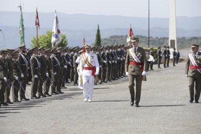 Los sargentos de la 44 promoción de la academia militar lanzando la gorra al aire después de que el rey ordenara romper filas.