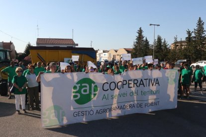 La plataforma contrària que Tracjusa tracti escombraries (esquerra) i la cooperativa GAP (dreta) es van manifestar alhora davant de la seu del consell de les Garrigues.