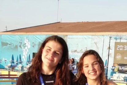 Maria Herreros y Emma Carrasco, del CE Inef, con sus medallas. Toni Grañó y Pol Solsona, del CN Tàrrega, con Carla Carbonell, del Cervera.
