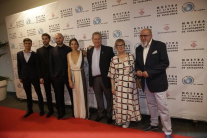 Elenco del film inaugural, con Parra y la dirección de la Mostra.