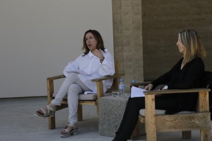 ‘Ocean Without a Shore’ es un tríptico de vídeo en color compuesto por tres pantallas planas, acompañado de una instalación de sonido.