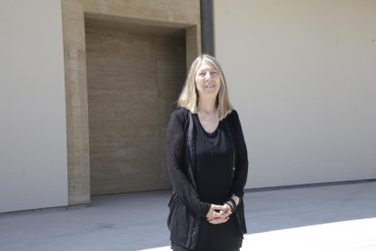 ‘Ocean Without a Shore’ es un tríptico de vídeo en color compuesto por tres pantallas planas, acompañado de una instalación de sonido.