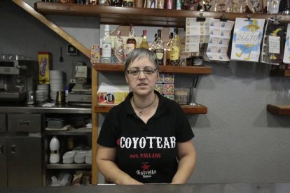 Un veí contempla el desfibril·lador ubicat a l’avinguda Comtes del Pallars de Sort.