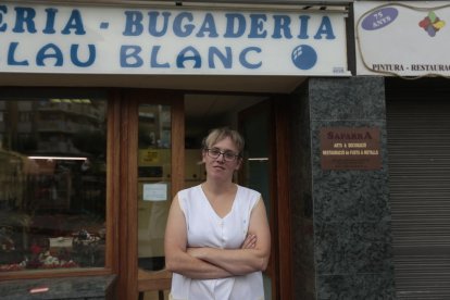Un veí contempla el desfibril·lador ubicat a l’avinguda Comtes del Pallars de Sort.