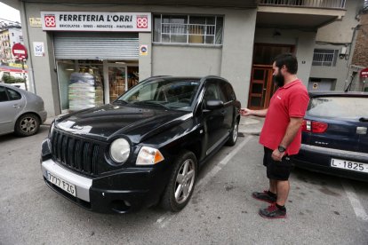 Un veí contempla el desfibril·lador ubicat a l’avinguda Comtes del Pallars de Sort.