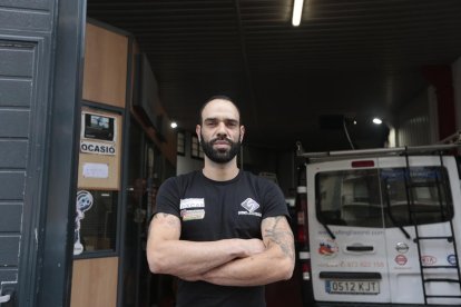 Un veí contempla el desfibril·lador ubicat a l’avinguda Comtes del Pallars de Sort.