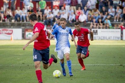 Álex Felip es dirigeix a la grada per celebrar el gol de la victòria.