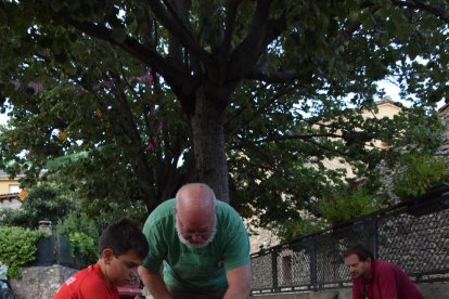 Las nuevas generaciones han participado esta semana en talleres de construcción de ‘rais’, en la plaza del ayuntamiento de Coll de Nargó.