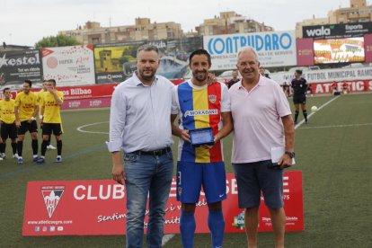 Un jugador del Mollerussa, ayer con la equipación suplente, trata de desplazar un balón, presionado por otro del Andorra.