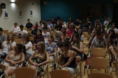 Els 130 alumnes que fan els cursos intensius d’anglès i francès a l’Escola Oficial d’Idiomes posen davant de l’edifici durant una pausa de les classes.