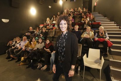 Debate para solteras  -  La sala Funatic proyectó ayer el documental Singled (Out), en el que mujeres solteras expresan sus reflexiones en un mundo concebido para vivir en pareja. El acto contó con una de las directoras del film, Ariadna Relea, q ...