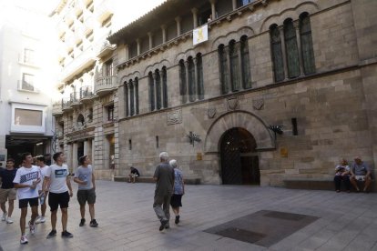 L'ajuntament de Lleida torna a penjar el llaç groc a la façana