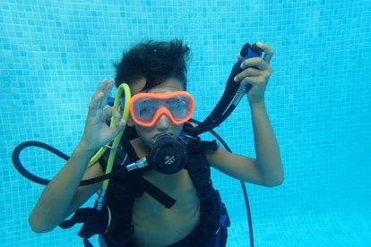 Un total de 20 veïns van participar entre dimarts i dimecres en els cursets d’iniciació al submarinisme a Almenar