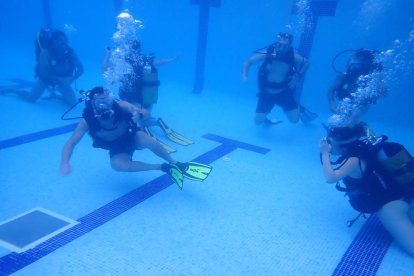 Un total de 20 veïns van participar entre dimarts i dimecres en els cursets d’iniciació al submarinisme a Almenar