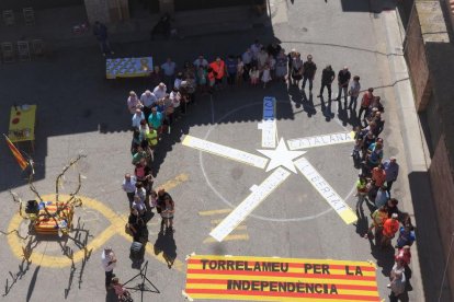 La lleidatana Meritxell Serret, Lluís Puig i Toni Comín, amb Carles Puigdemont a Brussel·les.