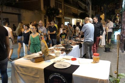 Molts lleidatans van anar a comprar o a passejar ahir per l’Eix, focus del diumenge d’obertura.