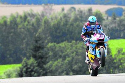 Àlex aixeca la roda de davant de la moto al guanyar la cursa.