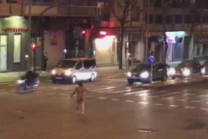 L’home corrent nu i a la dreta, en el moment en què va ser reduït.