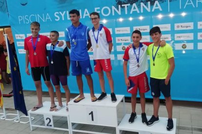 Emma Carrasco amb les set medalles d’or, Pepe Vendrell es va imposar ahir en 1.500 i Toni Grañó va obtenir el bronze en els 100 esquena.