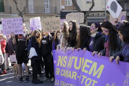 Els crits de la Coordinadora 8M marquen l'acte institucional