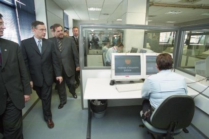 En la comisaría de Lleida hay una vitrina donde se exponen elementos históricos de los Mossos.