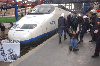 En la comisaría de Lleida hay una vitrina donde se exponen elementos históricos de los Mossos.