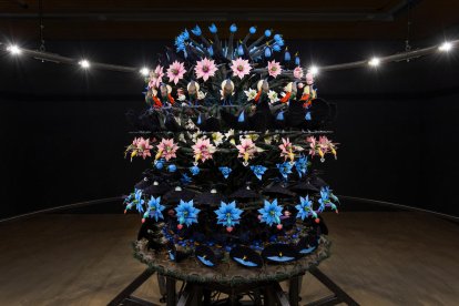 A l’esquerra, exposició de Mat Collishaw a la primavera a Madrid. A la dreta, ‘The End of Innocence’, de la col·lecció de la Fundació Sorigué.