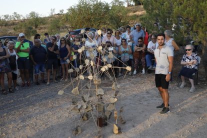 L’artista de Barcelona Sergi Quiñonero, assegut a la dreta, a l’inici de la seua ‘performance’.