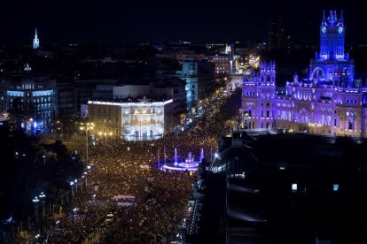 Imatge panoràmica de la multitudinària manifestació feminista que va recórrer ahir a la tarda els carrers de Madrid al seu pas per Cibeles.