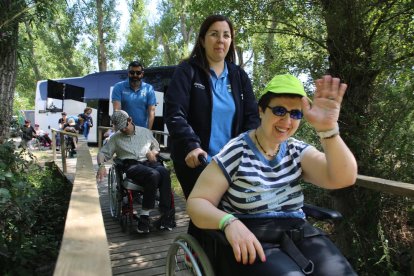 Voluntarios y personas de la Associació Aremi antes de comenzar los paseos y actividades por el Aiguabarreig en La Granja d’Escarp.