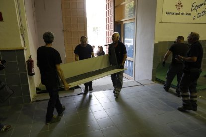 Un grup de temporers entra a l’Antorxa per utilitzar el servei de dutxes i consigna al cap de pocs minuts que el pavelló obrís.