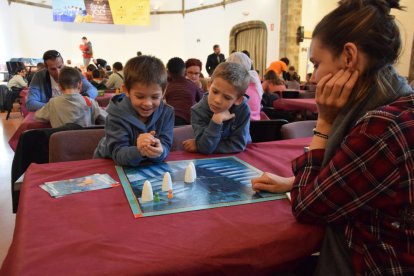 La sala Sant Domenèc és l’escenari principal d’un festival amb més de 300 jocs de taula per a totes les edats i que tanca avui la quarta edició.