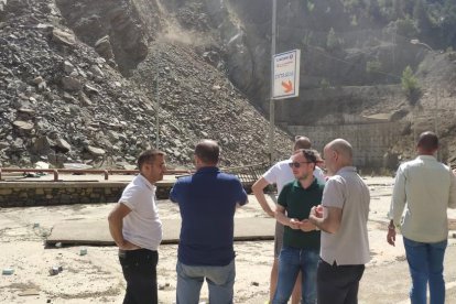 Imagen del gran desprendimiento de rocas que se registró ayer sobre la carretera de acceso a Andorra desde Lleida y que afectó al centro comercial Punt de Trobada.