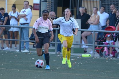Rebeca Peinado intenta refusar una pilota aèria davant d’una rival de l’Espanyol.