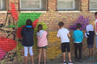 La artista Alejandra Barahona dirigió el taller juvenil de grafitis.