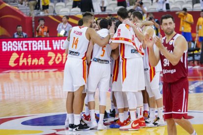 Ricky Rubio y AJ Slaughter disputan un balón durante el encuentro de cuartos del Mundial.