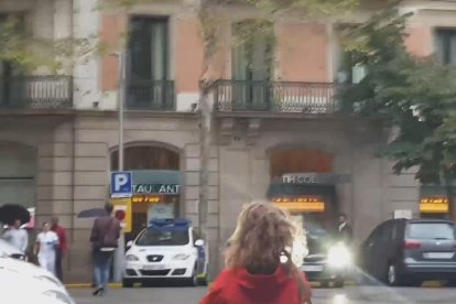 VÍDEO. Posen l'himne d'Espanya des d'un balcó mentre Torra feia l'ofrena a Casanova
