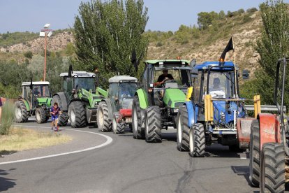 Más de 150 personas se concentraron ayer entre los kilómetros 86 y 87 de la C-12 cerca de Flix.