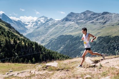 Kilian Jornet, tot just creuar la línia de meta batent una marca que durava des del 2003.