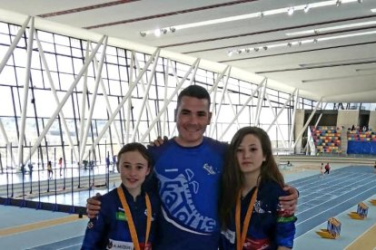 Aida Alemany, con la medalla de bronce, posa junto al resto de componentes del Arbeca.