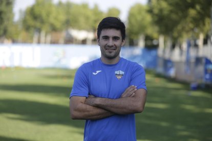 Juanto Ortuño lluita amb un jugador de l’Olot en una acció del partit d’ahir.