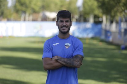 Juanto Ortuño lluita amb un jugador de l’Olot en una acció del partit d’ahir.