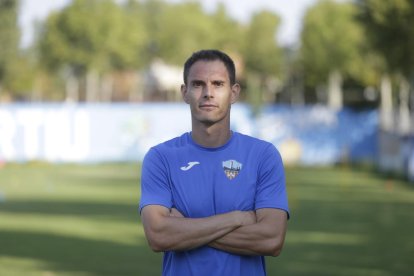 Juanto Ortuño lluita amb un jugador de l’Olot en una acció del partit d’ahir.