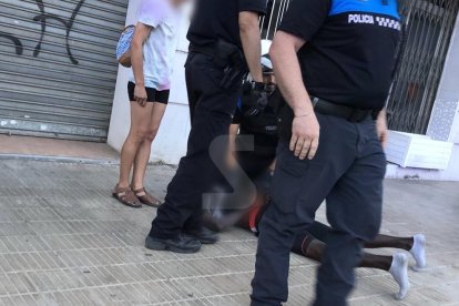 Moment en què el presumpte agressor és detingut per la Guàrdia Urbana.