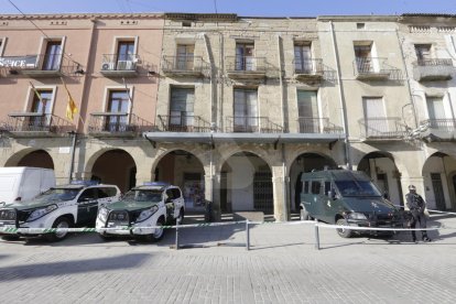Todoterrenos y furgonetas de la Guardia Civil delante de el ayuntamiento de Almacelles.