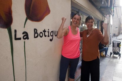 Ricky Rubio i Marc Gasol intenten prendre la pilota a l’australià Nic Kay.