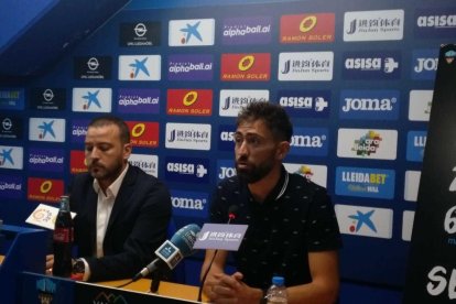 Manuel Jesús Casas 'Molo', al costat del director esportiu del Lleida, Jordi Esteve, aquest dimecres durant l'acte de presentació com a nou entrenador del primer equip.