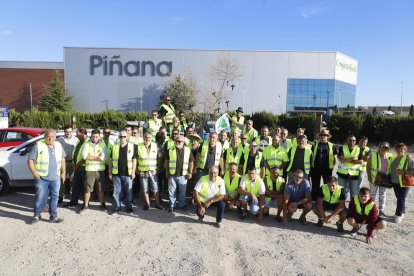 Un vecino de Llardecans contemplando las consecuencias del gran incendio de Ribera d’Ebre y Ponent.